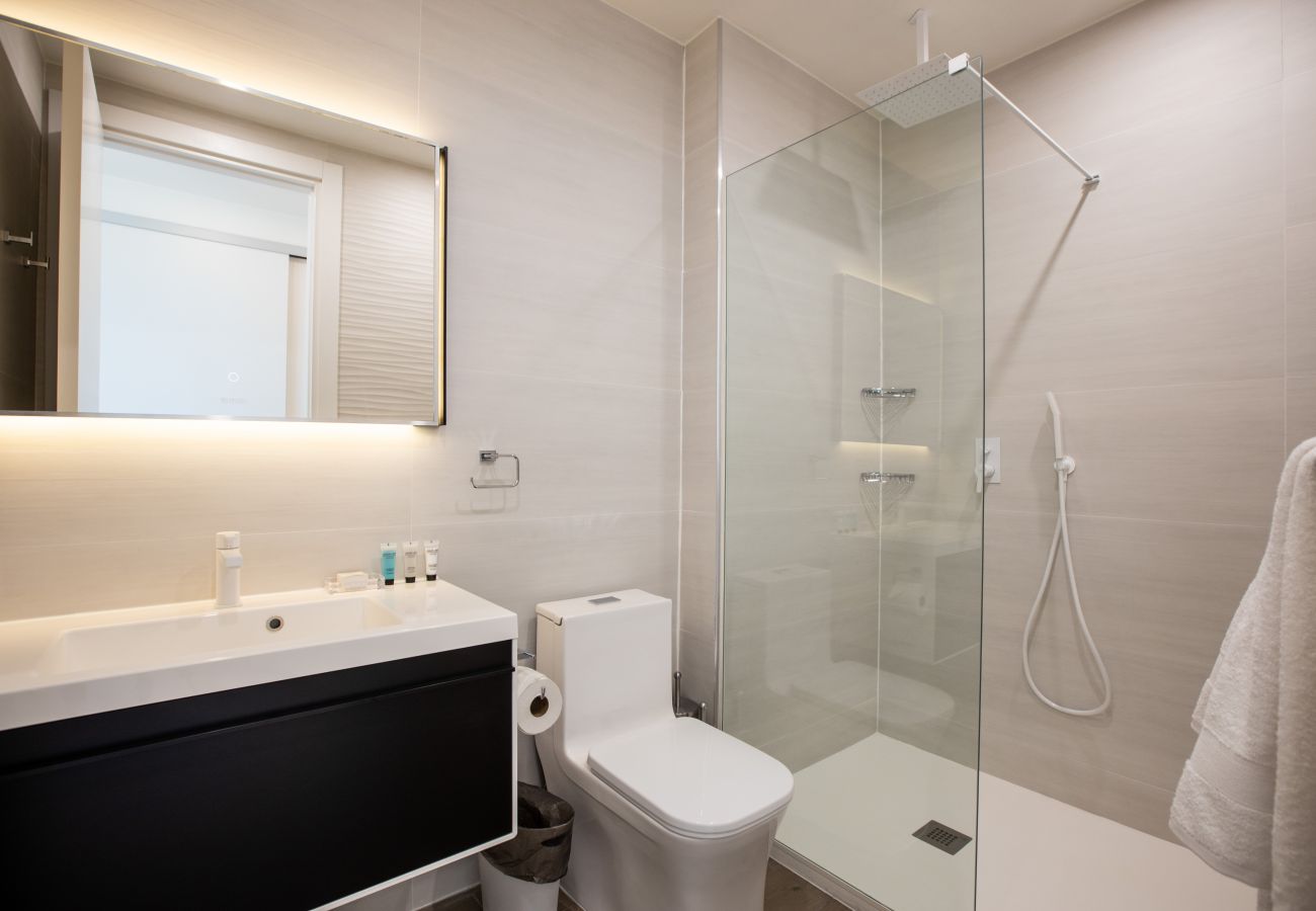 La salle de bain avec un toilette, une douche et un lavabo