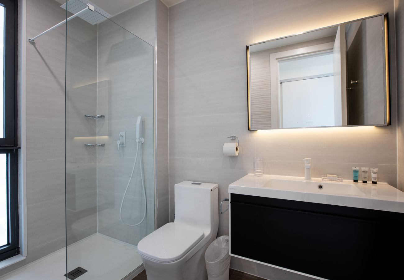 Une salle de bain moderne et lumineuse