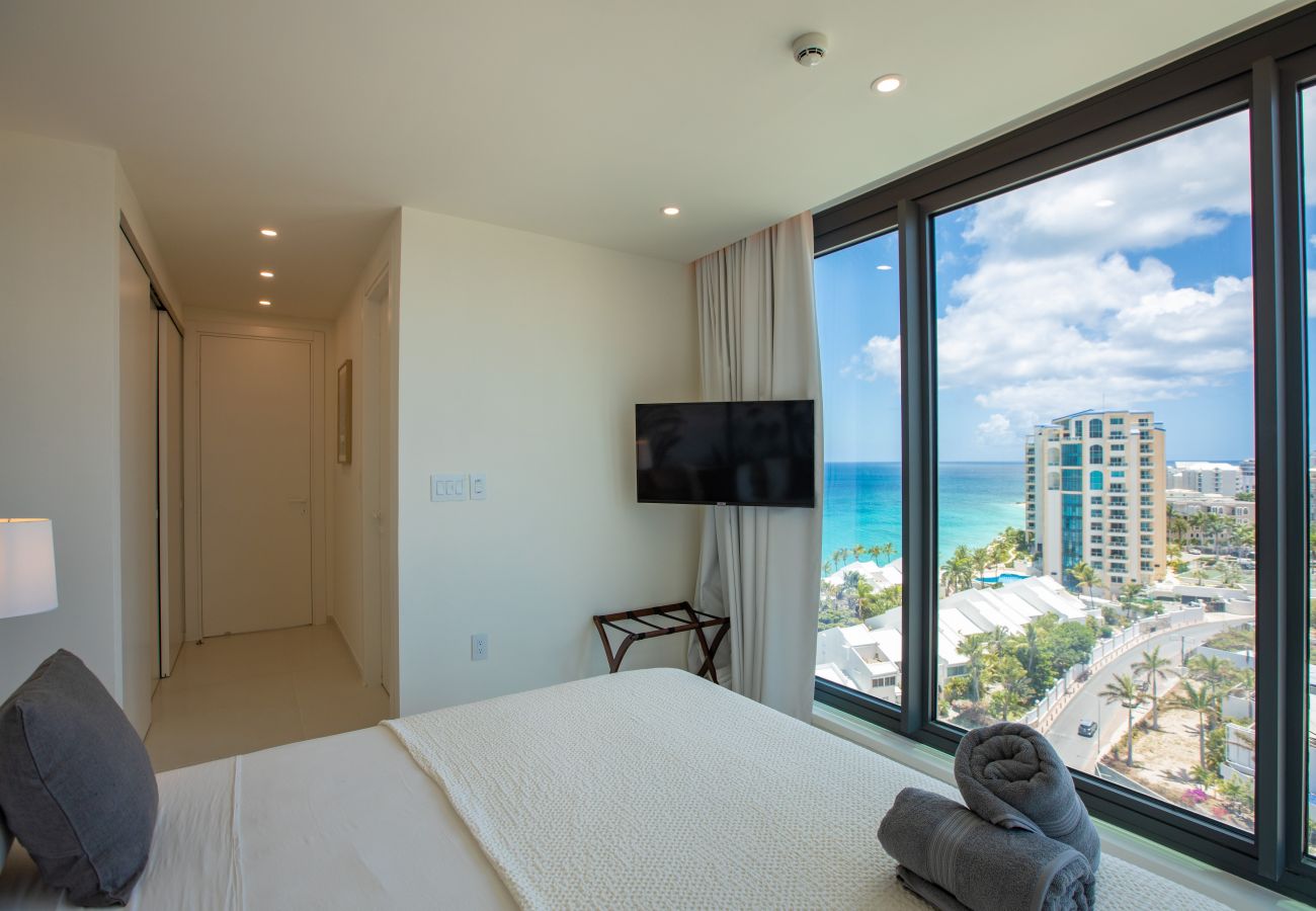 Une chambre spacieuse avec une super vue