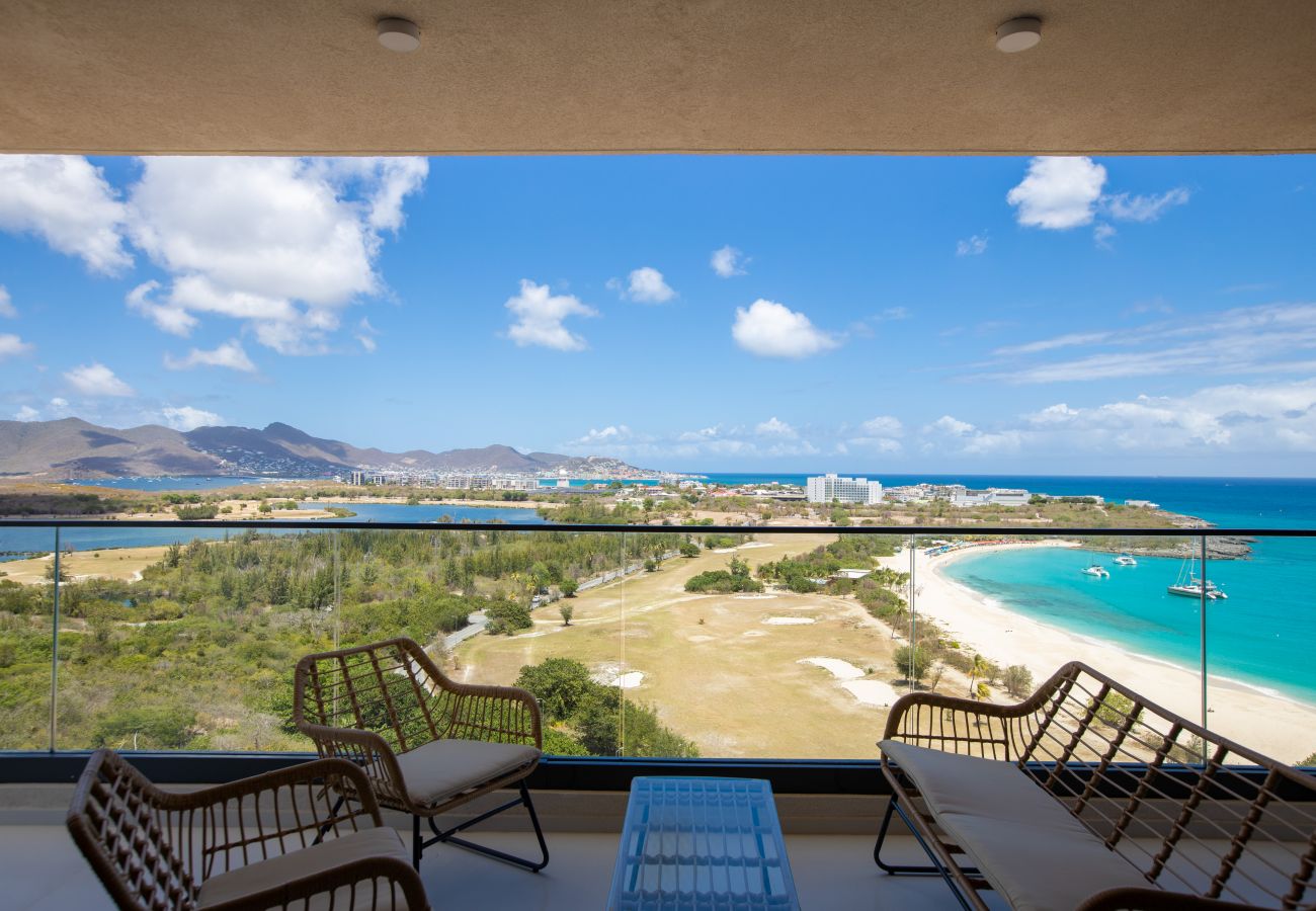 Un balcon spacieux avec une jolie vue