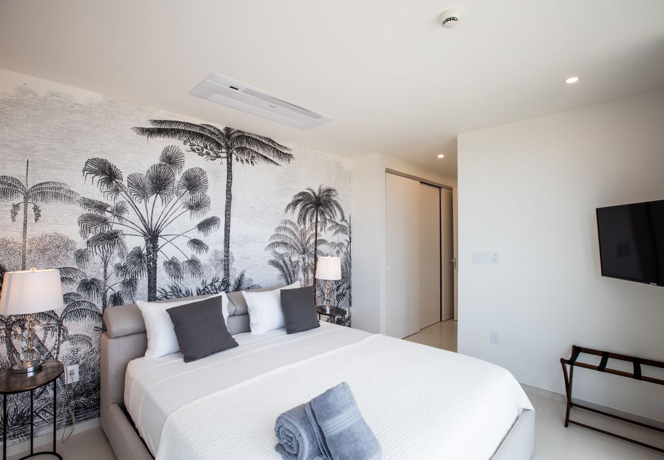 Un lit confortable dans une grande chambre