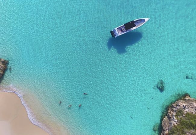 Journée excursion en bateau pour explorer les eaux turquoises Bateau à moteur dans les eaux turquoises de St Martin