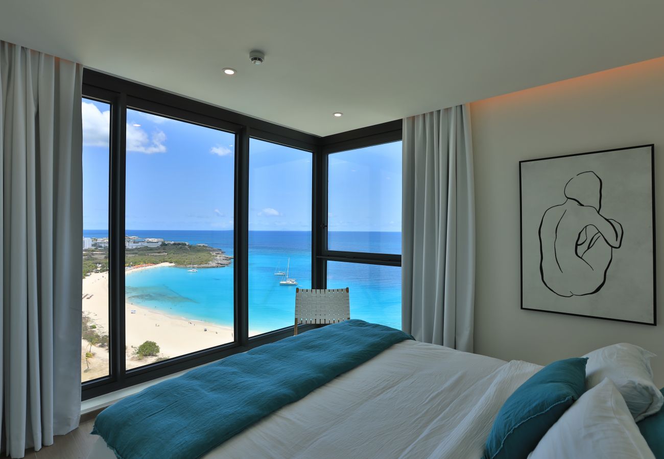 Une chambre avec de grandes ouvertures