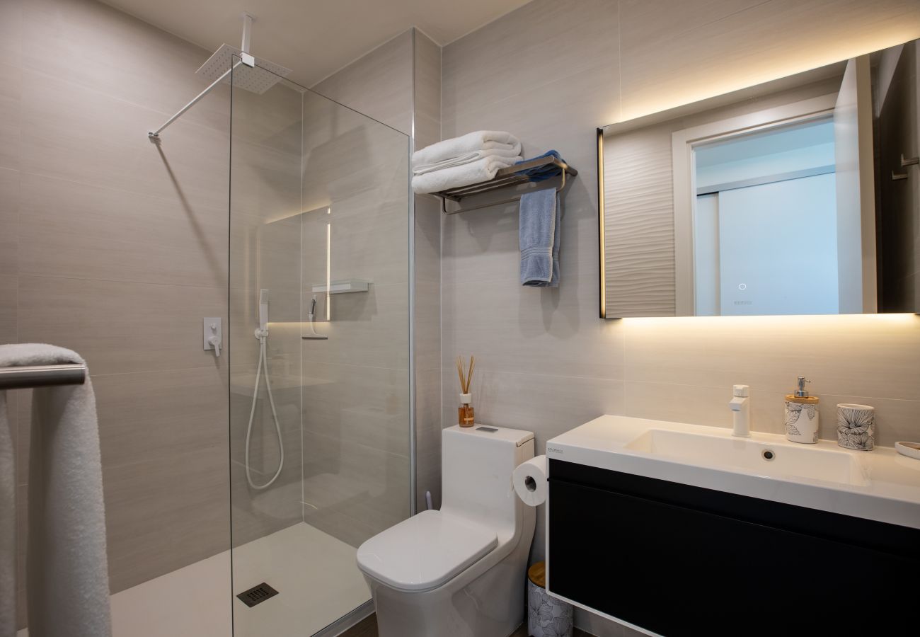Salle de bain moderne et spacieuse