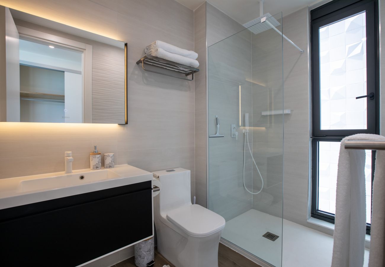Une salle de bain spacieuse et moderne