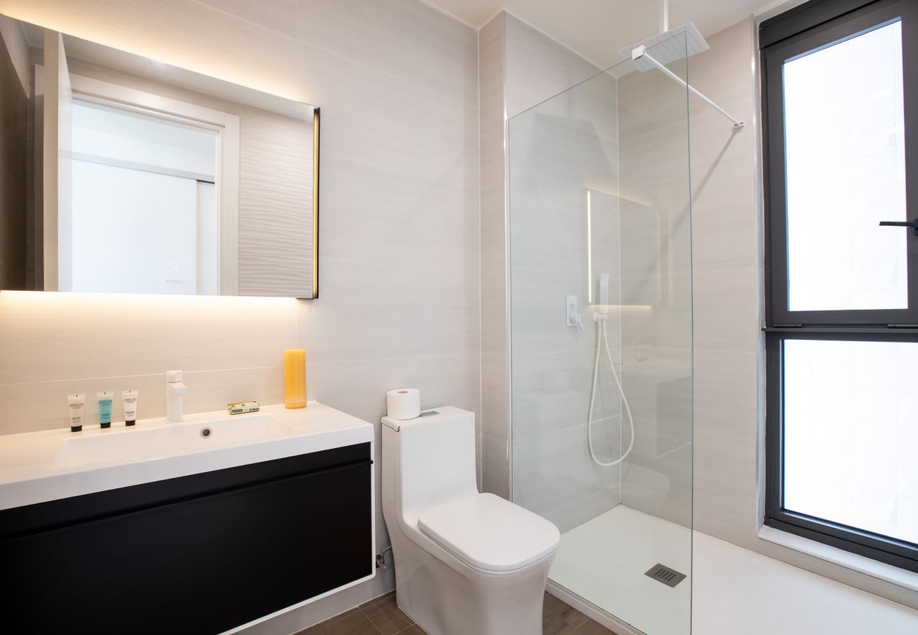 Salle de bain spacieuse et moderne