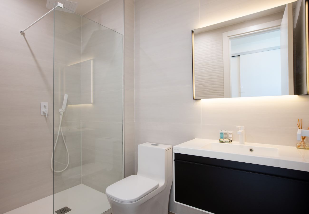 Salle de bain spacieuse et moderne