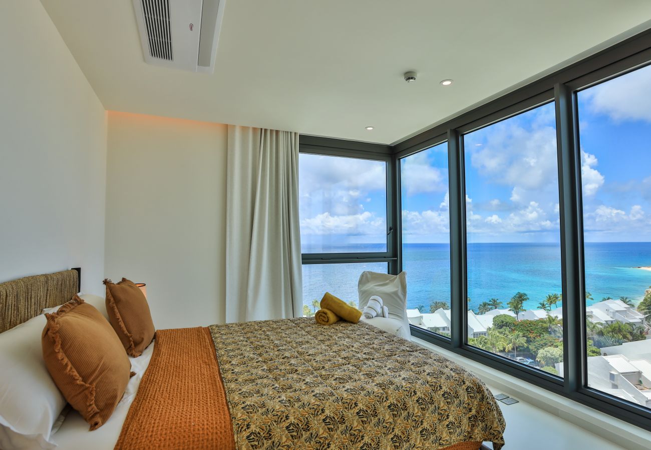 Super chambre avec une décoration tropicale