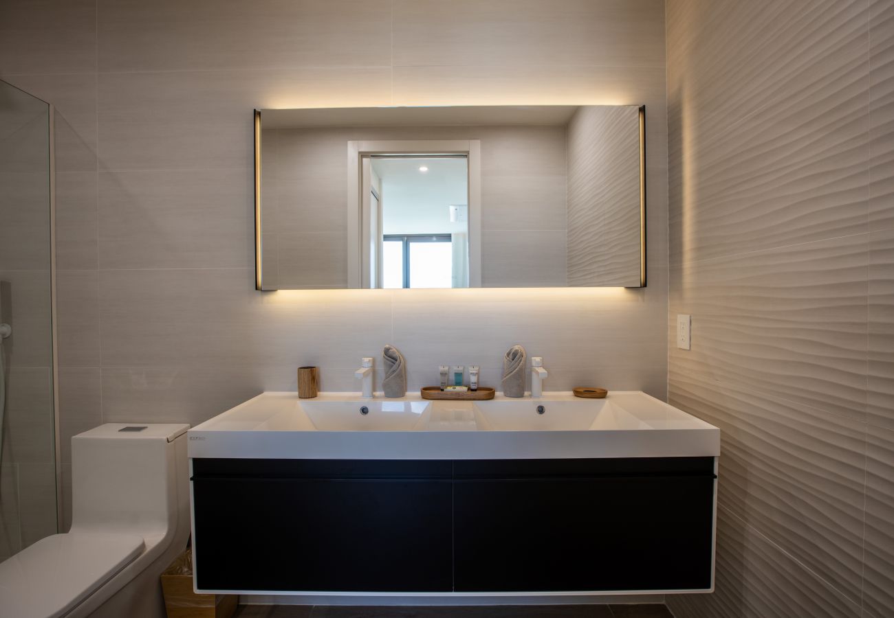 Equipement moderne dans la salle de bain