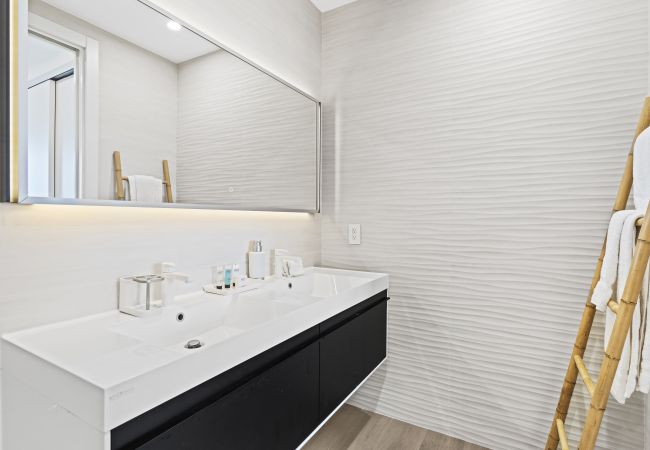 Apartment in Cupecoy - A-501 Stunning three bedroom overlooking Mullet Ba Apartment in Cupecoy - A-501 Stunning three bedroom overlooking Mullet Ba