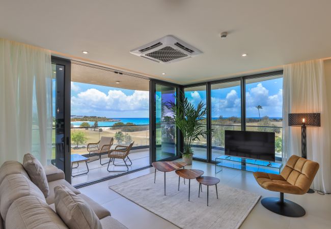 Large and spacious living room